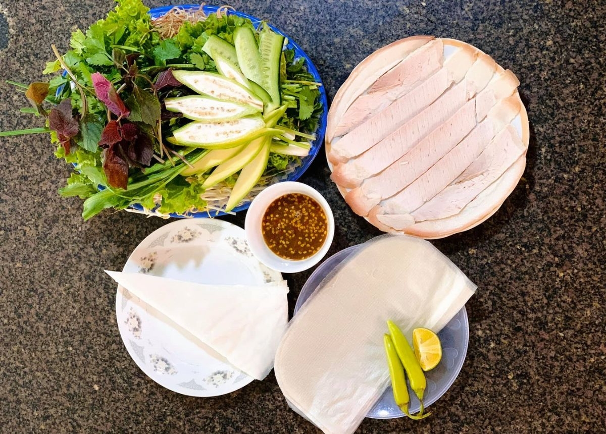 Món bánh tráng cuốn thịt heo Đà Nẵng
