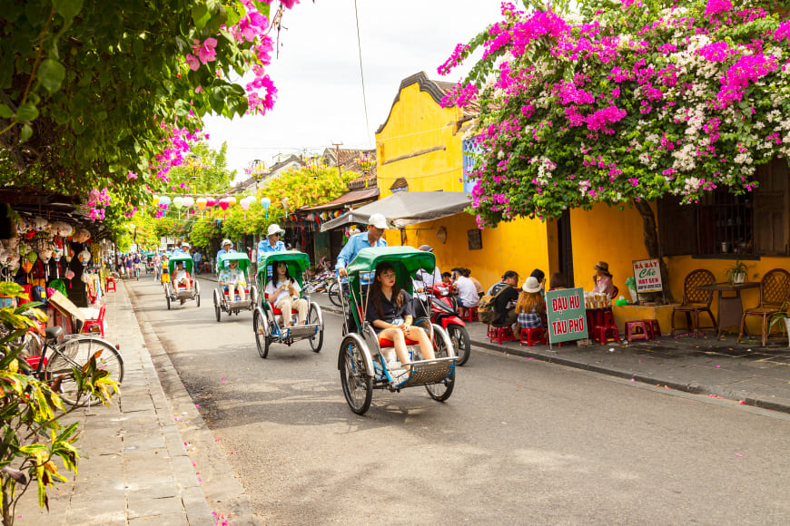 khach du lich tai pho co hoi an