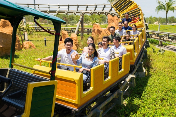 Top 10 địa điểm du lịch Hội An đẹp và hấp dẫn nhất bạn không thể bỏ lỡ Du khách tham quan, vui chơi tại Hội An
